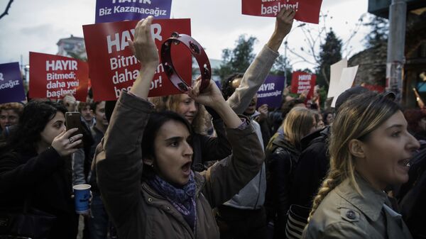 تظاهرات زنان برای آزادی انتخاب پوشش در ترکیه - اسپوتنیک ایران  