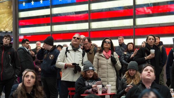 Люди смотрят трансляцию инаугурации Дональда Трампа на Таймс-сквер в Нью-Йорке - اسپوتنیک ایران  