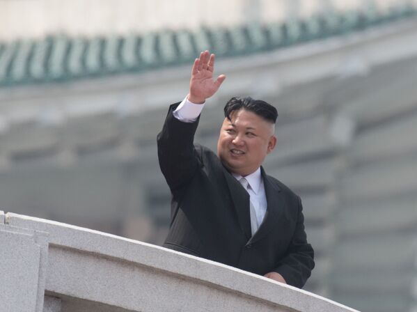 کیم جونگ اون، رهبر کره شمالی در رژه نظامی به مناسبت  105 سالگرد تولد کیم ایل سونگ (بنیانگذار کره شمالی) در پیونگ یانگ - اسپوتنیک ایران  