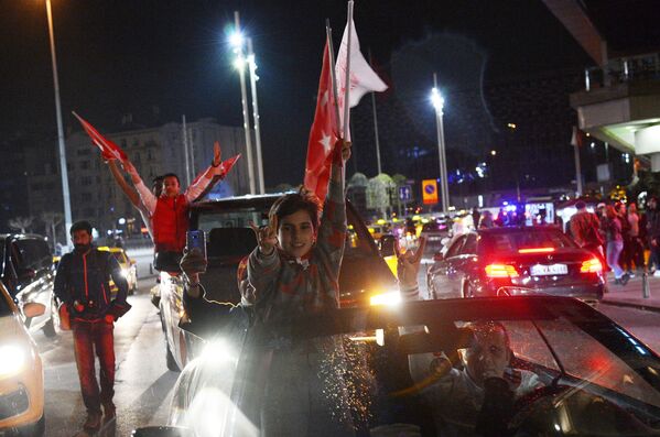 هواداران  رجب طیب اردوغان، رئیس جمهور ترکیه  پس از پیروزی در رفراندوم  قانون اساسی در ترکیه - اسپوتنیک ایران  