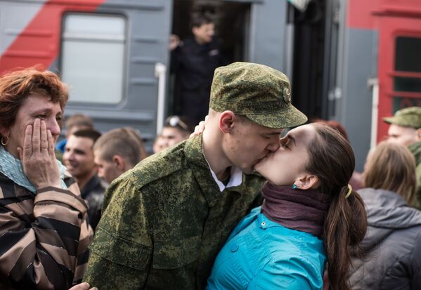 سرباز هنگام خداحافظی با دوست دخترش در  پلت فرم ایستگاه  در  اومسک روسیه - اسپوتنیک ایران  