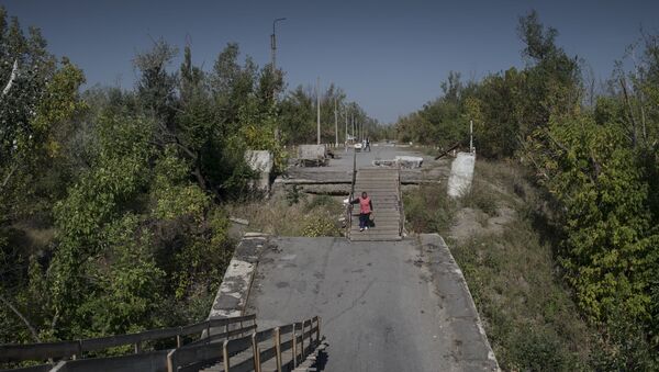 Взорванный мост между станицей Луганской и городом Луганском - اسپوتنیک ایران  