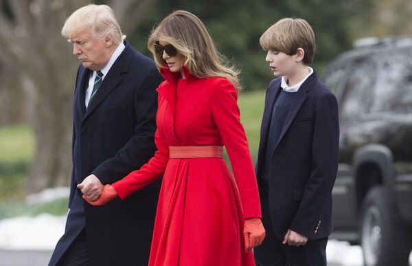 ملانیا ترامپ بانوی اول آمریکا همراه دونالد ترامپ و برون پسرش در کاخ سفید واشنگتن - اسپوتنیک ایران  