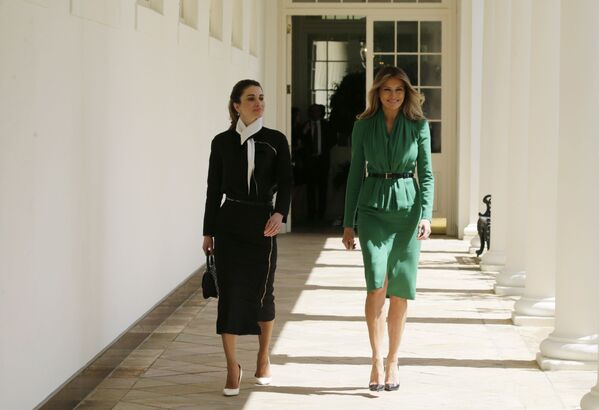 ملانیا ترامپ بانوی اول آمریکا در حال قدم زدن همراه رانیا ملکه اردن در ایوان ستون دار کاخ سفید در واشنگتن - اسپوتنیک ایران  