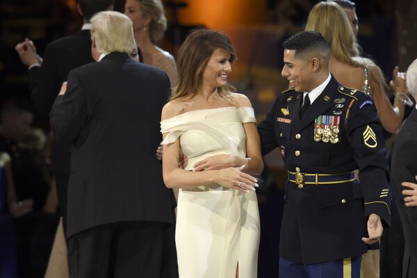 ملانیا ترامپ بانوی اول آمریکا در مجلس رقص به مناسبت تحلیف رئیس جمهور در واشنگتن - اسپوتنیک ایران  