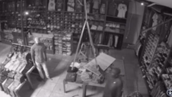 ورود دزد نادان از سقف به یک فروشگاه، بدون راه برگشت ماند (ویدئو) - اسپوتنیک ایران  