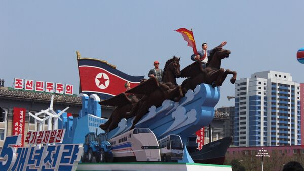Парад, приуроченный к 105-й годовщине со дня рождения основателя северокорейского государства Ким Ир Сена, в Пхеньяне - اسپوتنیک ایران  