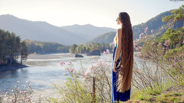 دختر ژاپنی موهای خواهرش را در خواب به شکل های جالب در آورد + عکس - اسپوتنیک ایران  