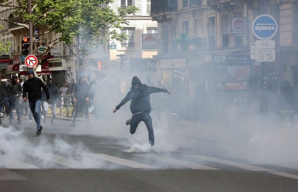 تظاهرات دانش آموزان دبیرستانی در پاریس  بر علیه  کاندیدهای  ریاست جمهوری - اسپوتنیک ایران  