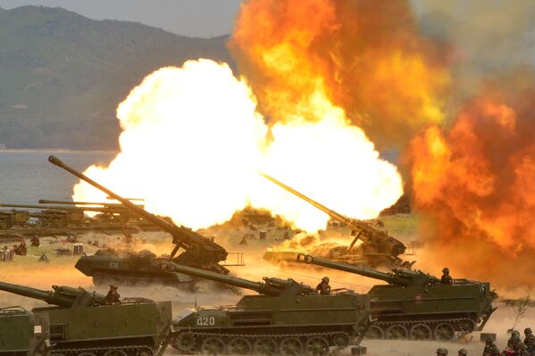 تمرینات بزرگ مقیاس  توپخانه ای  به مناسبت 85-مین  سالگرد  بنیان گذاری  ارتش  خلق کره، کره شمالی - اسپوتنیک ایران  