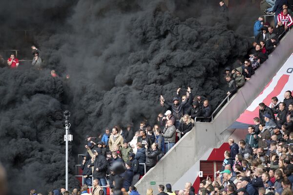 دود سیاه  بر فراز تریبون  مسابقات فوتبال در « ایندخوون»  هلند - اسپوتنیک ایران  