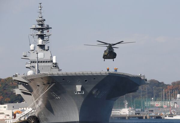 A helicopter lands on the Izumo, Japan Maritime Self Defense Force's (JMSDF) helicopter carrier, at JMSDF Yokosuka base in Yokosuka - اسپوتنیک ایران  