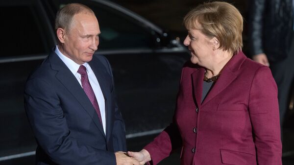 Президент РФ Владимир Путин и канцлер Германии Ангела Меркель перед началом переговоров лидеров стран нормандской четверки - اسپوتنیک ایران  