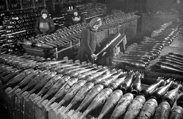 زنان در حال ساخت مین در کارخانه. سال 1942 میلادی - اسپوتنیک ایران  