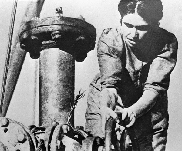 زن اوپراتور در حال کار در میدان های نفتی باکو در زمان جنگ کبیر میهنی - اسپوتنیک ایران  