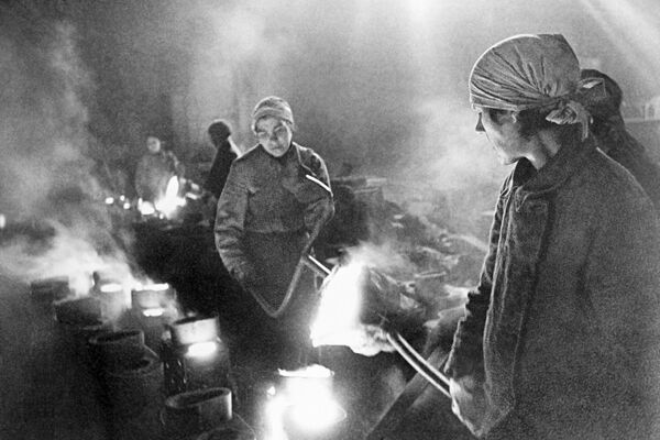 زنان در کارخانه ریخته گری در لنینگراد تحت محاصره. سال 1942 میلادی - اسپوتنیک ایران  