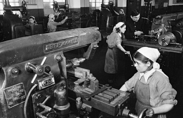 ساخت محصولات دفاعی در کارخانه ماشین سازی تولا، سال 1944 میلادی - اسپوتنیک ایران  