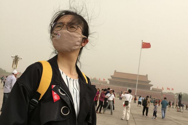 دختری با ماسک  در میدان « تیان آن من» در مرکز پکن - اسپوتنیک ایران  