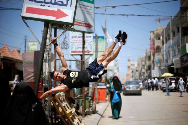 محمد الهور  فلسطینی در  حال ورزش در اردوگاه پناهجویان « نصرت» در نوار غزه - اسپوتنیک ایران  