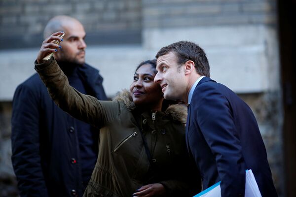 امانوئل ماکرون کاندید ریاست جمهوری فرانسه  در حال سلفی با هواداران خود - اسپوتنیک ایران  