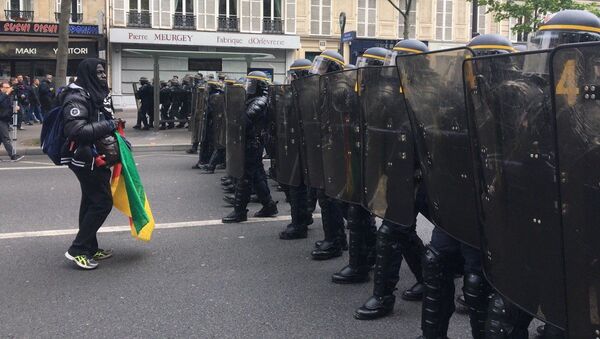 پاریس صحنه درگیری میان مردم و پلیس در سالگرد پیروزی مکرون - اسپوتنیک ایران  