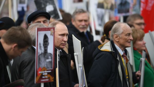 Президент РФ Владимир Путин принимает участие в шествии Бессмертный полк - اسپوتنیک ایران  