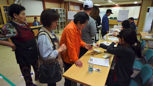 Люди на избирательном участке во время президентских выборов в Южной Корее - اسپوتنیک ایران  