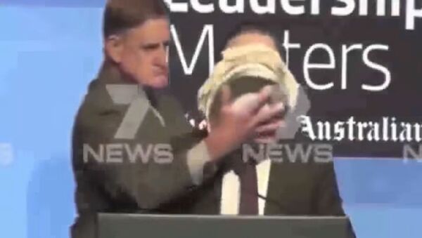 حمله با کيک به صورت رئيس شرکت هواپيمايي در استرالیا (ویدئو) - اسپوتنیک ایران  