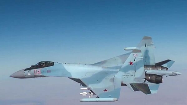 Самолет Су-30 ВКС РФ, осуществляющий истребительно-авиационное прикрытие в ходе военной операции на территории Сирии - اسپوتنیک ایران  