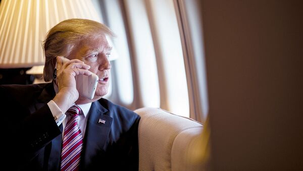 Президент США Дональд Трамп во время разговора по телефону. Архивное фото - اسپوتنیک ایران  