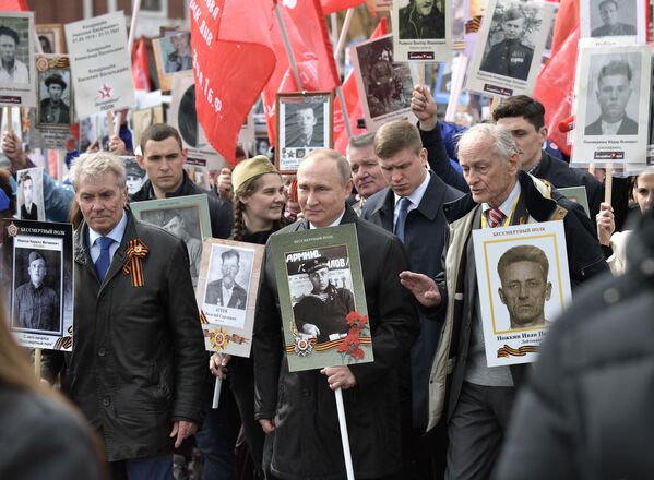 ولادیمیر پوتین، رئیس جمهور روسیه  در راهپیمایی « هنگ جاویدان» در مسکو - اسپوتنیک ایران  