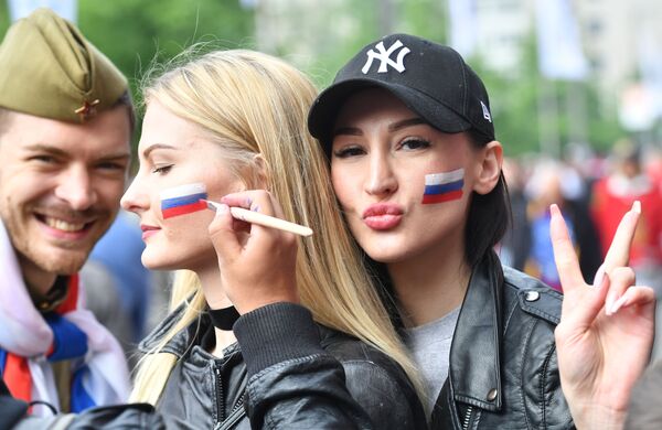 هواداران روسیه  قبل از آغاز مسابقه بین تیم  ایتالیا و روسیه در بازیهای  قهرمانی  جهان  « هوکی -2017» - اسپوتنیک ایران  