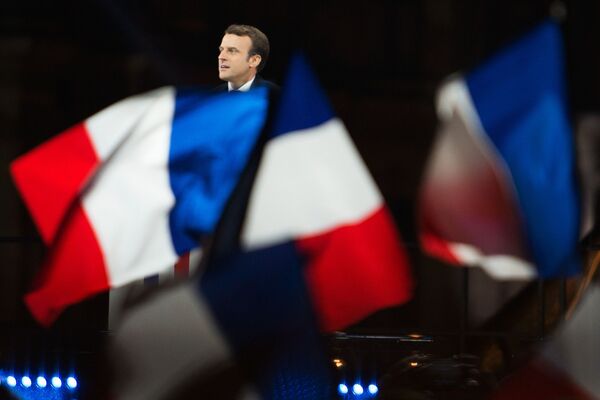 امانوئل  ماکرون،  رهبر جنبش « En Marche»  که در انتخابات ریاست جمهوری در فرانسه پیروز شد  در زمان سخنرانی پیروزی  در مقابل  کاخ لوور در پاریس - اسپوتنیک ایران  