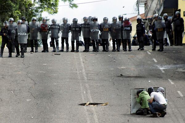 واحد ویژه  پلیس ونزوئلا در زمان درگیری  با تظاهرکنندگان  در ناآرامی های ضد دولتی در شهر  «سان کریستوبال» در  ونزوئلا - اسپوتنیک ایران  