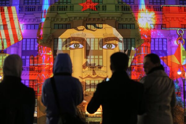 تماشاچیان در  زمان برگزاری  شوی نوری  انیمیشن « در باره پیروزی»  بر نمای بیرونی  ساختمانی در میدان مانژ در مسکو - اسپوتنیک ایران  