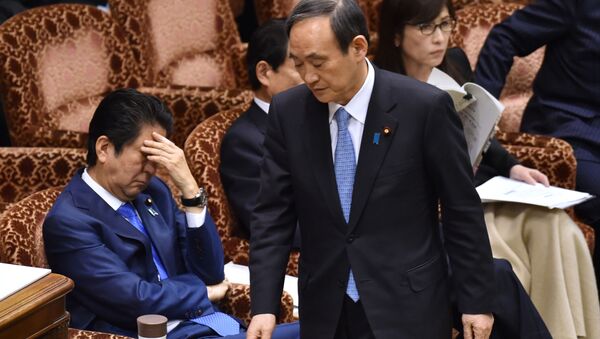 Премьер-министр Японии Синдзо Абэ и главный секретарь Кабинета министров Японии Есихидэ Суга в парламенте Японии - اسپوتنیک ایران  