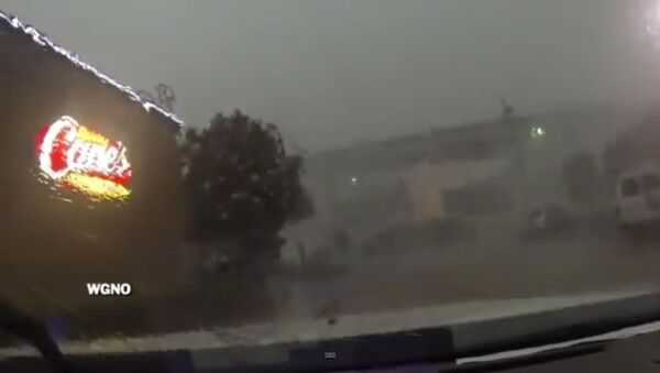 باد و طوفان در امریکا یک قطار را به مسیر اتومبیل رو انداخت - اسپوتنیک ایران  