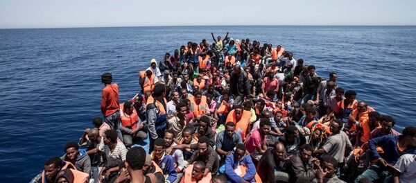 Мигранты на судне у берегов Ливии - اسپوتنیک ایران  