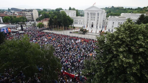 Протестующие перед зданием правительства Македонии во время протеста в Скопье - اسپوتنیک ایران  