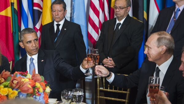 In this Monday, Sept. 28, 2015, photo, provided by the United Nations, US President Barack Obama, left, and Russia's President Vladimir Putin toast during a luncheon hosted during the 70th annual United Nations General Assembly at U.N. headquarters - اسپوتنیک ایران  
