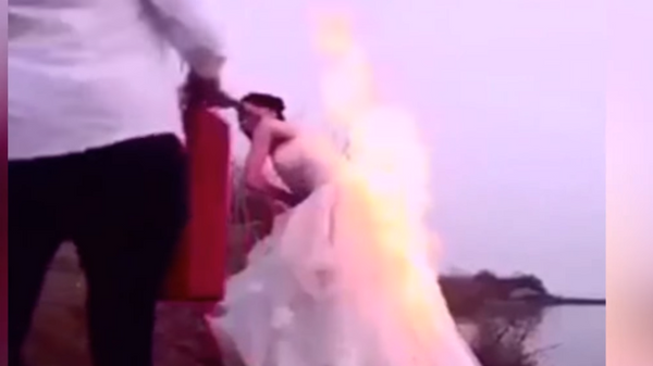 یک عروس چینی، لباس عروسی خود را آتش زد (ویدئو) - اسپوتنیک ایران  