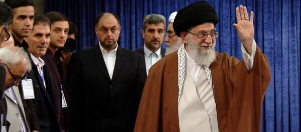 تصویری دیده نشده از رهبر جمهوری اسلامی در سفر به رومانی تصویری دیده نشده از رهبر جمهوری اسلامی در سفر به رومانی - اسپوتنیک ایران