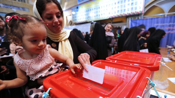Голосование на избирательном участке в Тегеране на президентских выборах в Иране - اسپوتنیک ایران  