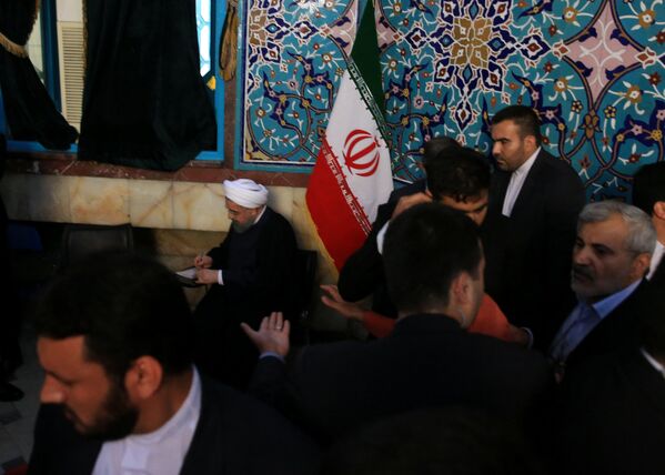 حسن روحانی آرای خود را به صندوق می اندازد - اسپوتنیک ایران  