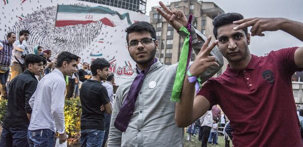 شادی هواداران روحانی در تهران - اسپوتنیک ایران  