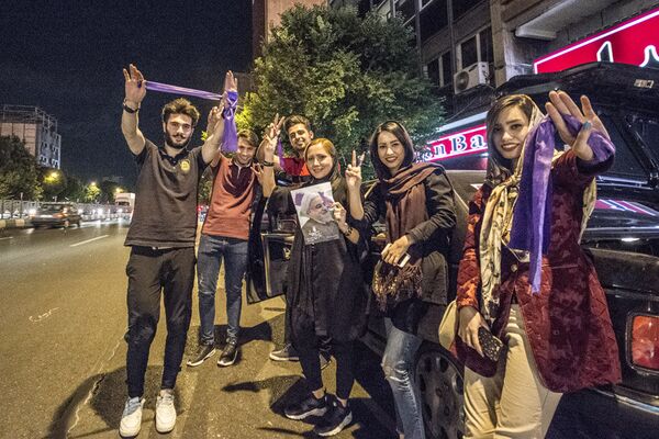 شادی هواداران روحانی در تهران - اسپوتنیک ایران  