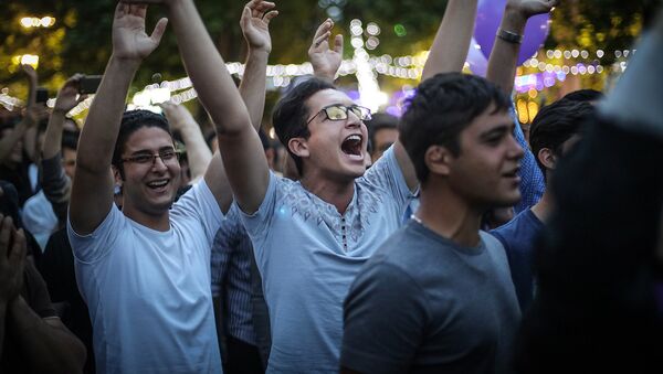  شادی هواداران روحانی در تهران  - اسپوتنیک ایران  
