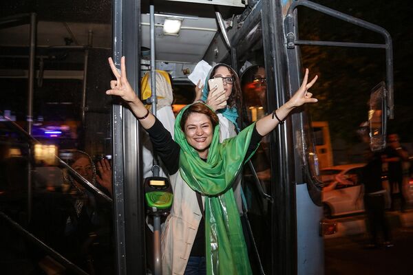 شادی هواداران روحانی در تهران - اسپوتنیک ایران  