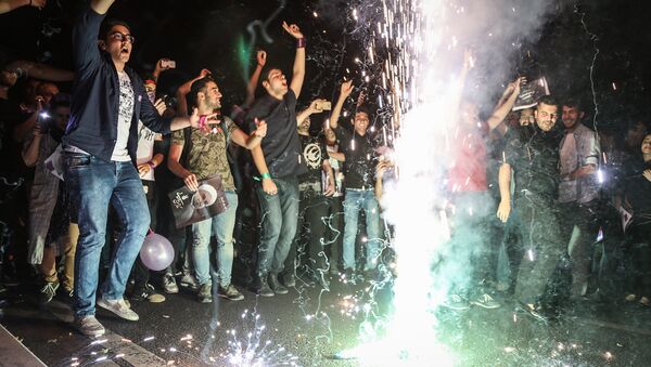  شادی هواداران روحانی در تهران  - اسپوتنیک ایران  