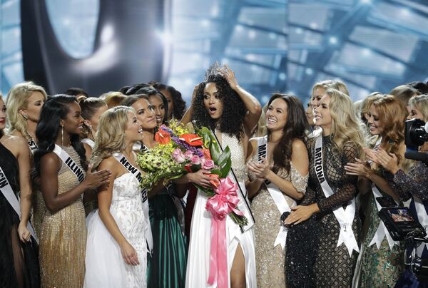 کارا  مک کالو  برنده  کنکور زیبایی «  ملکه آمریکا 2017»  در مراسم  دریافت تاج - اسپوتنیک ایران  